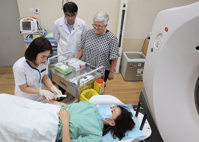 TS. BS Francis Chin Kuok Choon, chuyên gia về sinh học phóng xạ của Tập đoàn ICON (Úc) đã chuyển giao các công nghệ xạ trị tiên tiến cho Bệnh viện Vinmec Central Park. TS. BS Francis Chin Kuok Choon, chuyên gia về sinh học phóng xạ của Tập đoàn ICON (Úc) đã chuyển giao các công nghệ xạ trị tiên tiến cho Bệnh viện Vinmec Central Park.