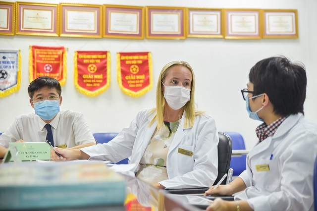 PGS.BS Kelly (giữa) là cầu nối để Vinmec tiếp cận với nguồn phác đồ điều trị ung thư chuẩn mà Đại học Pensylvania (Mỹ) đã xây dựng, để phục vụ điều trị cho người bệnh Việt Nam. PGS.BS Kelly (giữa) là cầu nối để Vinmec tiếp cận với nguồn phác đồ điều trị ung thư chuẩn mà Đại học Pensylvania (Mỹ) đã xây dựng, để phục vụ điều trị cho người bệnh Việt Nam.