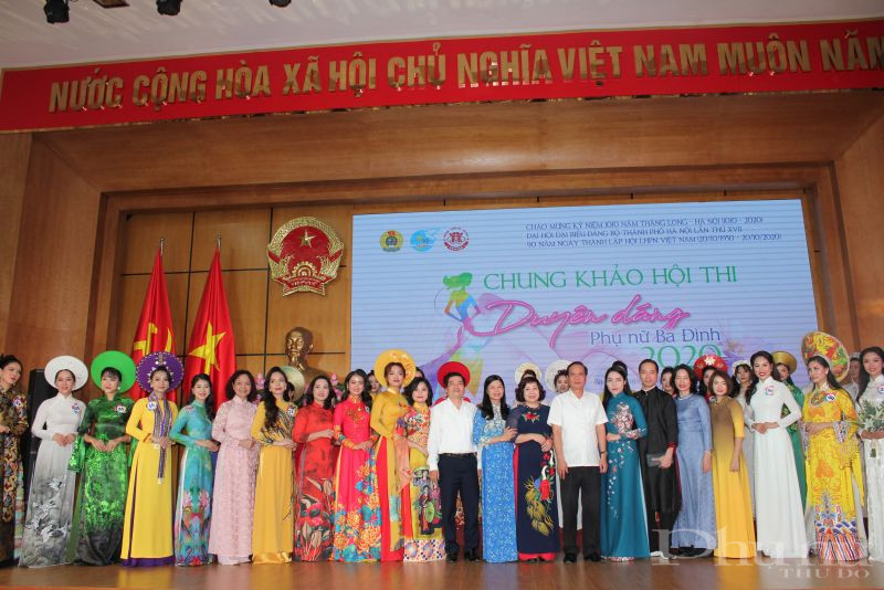 Các  đại biểu chụp ảnh kỷ niệm với các thí sinh tham gia vòng thi Chung khảo