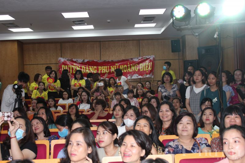 Khán giả đã cổ vũ nhiệt tình cho các thí sinh tham dự hội thi