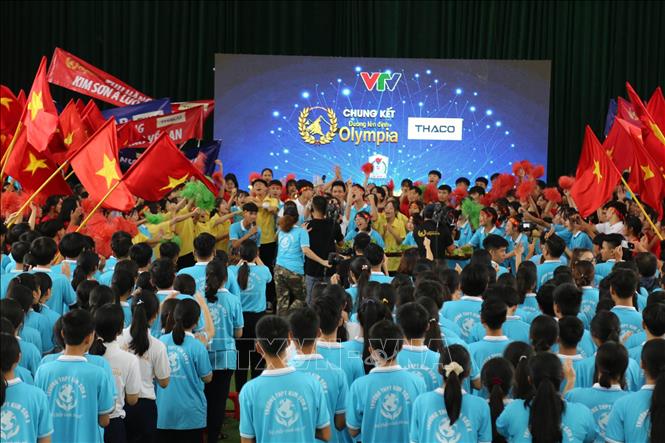 Thầy trò trường THPT Kim Sơn A và người dân cổ vũ em Nguyễn Thị Thu Hằng tại điểm cầu trường THPT Kim Sơn A. Thầy trò trường THPT Kim Sơn A và người dân cổ vũ em Nguyễn Thị Thu Hằng tại điểm cầu trường THPT Kim Sơn A.