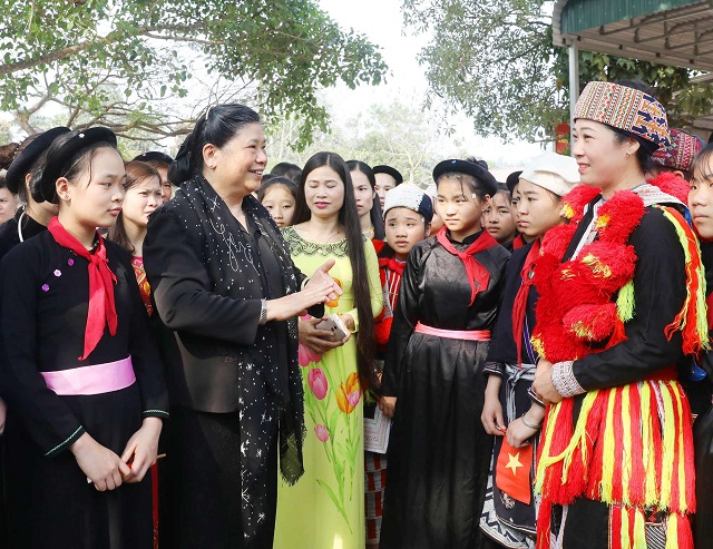 Ủy viên Bộ Chính trị, Phó Chủ tịch Thường trực Quốc hội Tòng Thị Phóng đến thăm và trò chuyện với giáo viên, học sinh trường Trung học cơ sở Dân tộc nội trú huyện Na Hang (tỉnh Tuyên Quang), tháng 3-2018_Ảnh: TTXVN