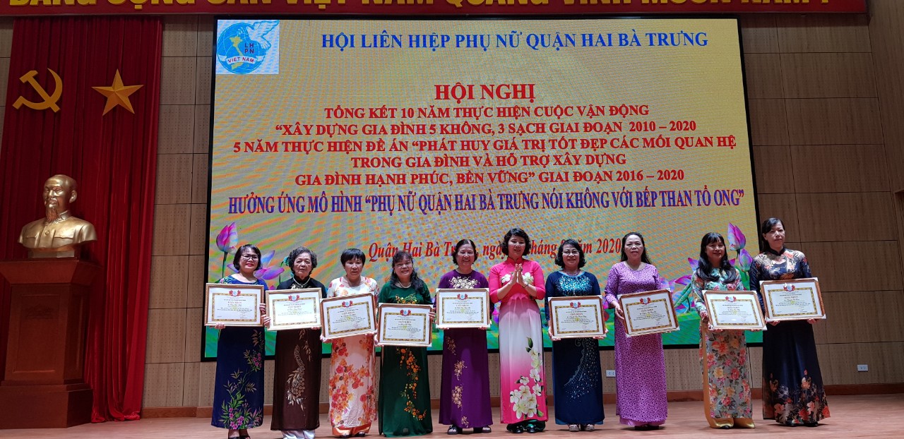 Các cá nhân tiêu biểu được Hội LHPN quận Hai Bà Trưng tặng giấy khen