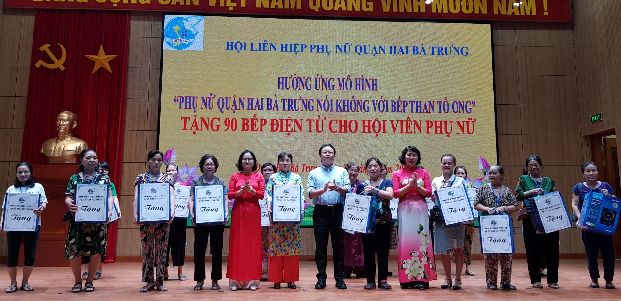 Đại diện các gia đình nhận bếp từ được Hội LHPN quận Hai Bà Trưng tặng