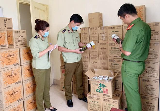 Lực lượng chức năng đang kiểm tra h&agrave;ng h&oacute;a nhập lậu