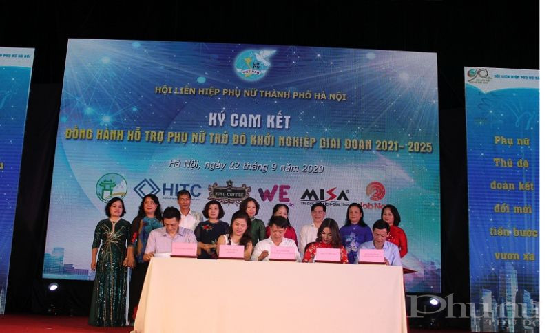 Đại diện các đơn vị tổ chức ký cam kết đồng hành  hỗ trợ phụ nữ Thủ đô khởi nghiệp giai đoạn 2021-2025