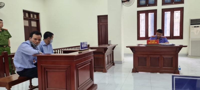 Bị cáo Đạo trước tòa (bên phải)