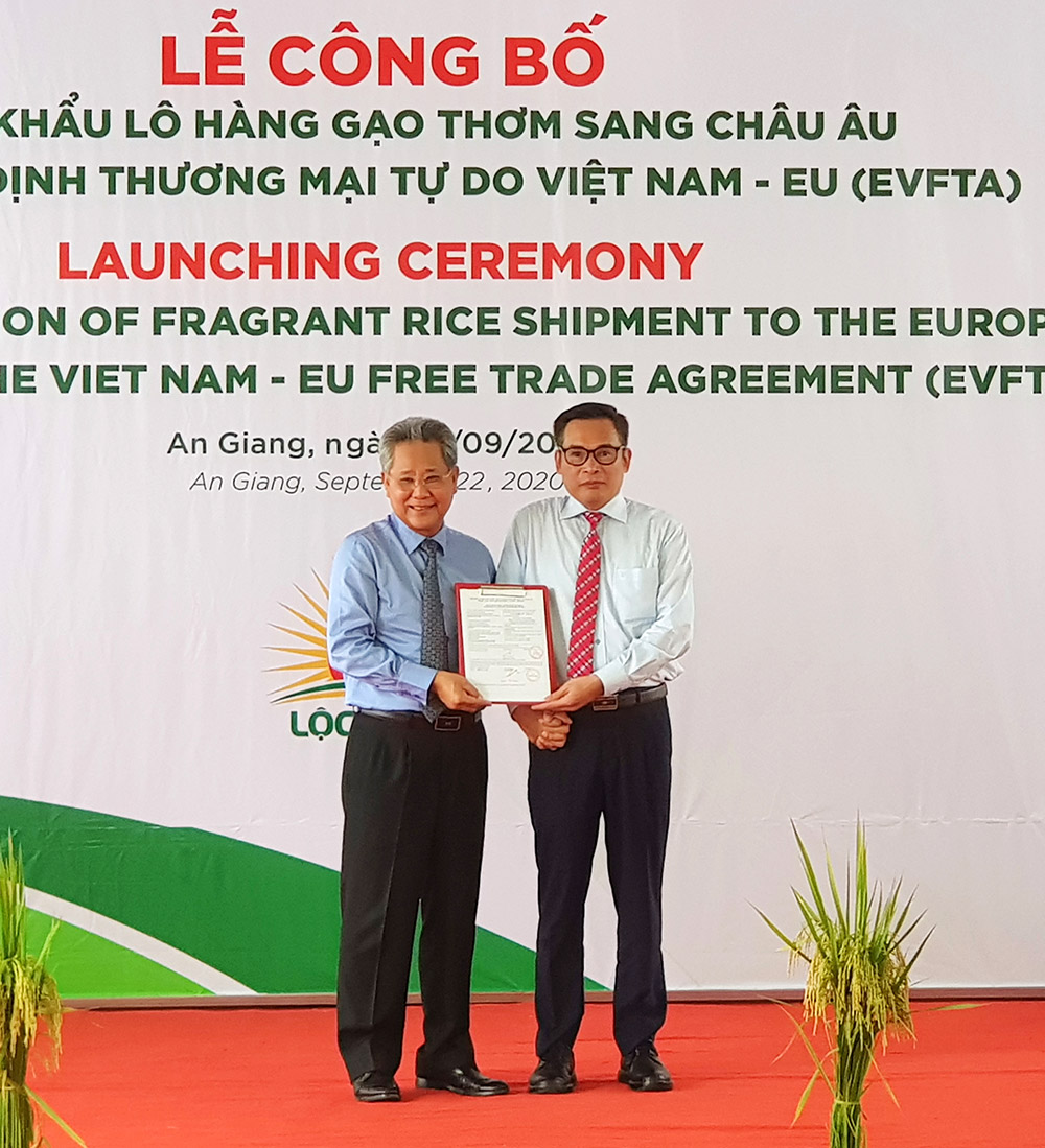 Lãnh đạo Cục Trồng trọt trao chứng nhận cho lãnh đạo Tập đoàn Lộc trời Lãnh đạo Cục Trồng trọt trao chứng nhận cho lãnh đạo Tập đoàn Lộc trời