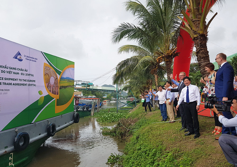 Lô hàng gạo đầu tiên xuất khẩu sang EU được hưởng ưu đãi thuế 0% theo EVFTA Lô hàng gạo đầu tiên xuất khẩu sang EU được hưởng ưu đãi thuế 0% theo EVFTA