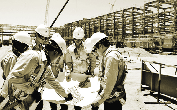 Nam giới thường được tuyển dụng v&agrave;o c&aacute;c c&ocirc;ng việc thi&ecirc;n về kỹ thuật, x&acirc;y dựng, ảnh Int