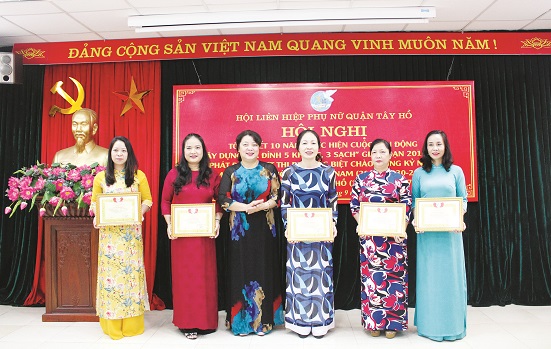 Đồng ch&iacute; Nguyễn Thị Thu Thủy &ndash; Ph&oacute; Chủ tịch Thường trực Hội LHPN H&agrave; Nội tặng Giấy khen cho c&aacute;c tập thể c&oacute; th&agrave;nh t&iacute;ch xuất sắc trong thực hiện Cuộc vận động &ldquo;X&acirc;y dựng gia đ&igrave;nh 5 kh&ocirc;ng, 3 sạch&rdquo;