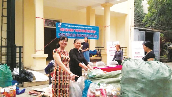 Hội Phụ nữ  phường Ph&uacute; Thượng tham gia đổi phế liệu g&acirc;y quỹ Hội