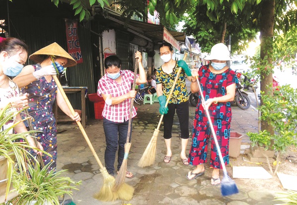 C&aacute;n bộ hội vi&ecirc;n phụ nữ phường Tứ Li&ecirc;n quận T&acirc;y Hồ tham gia qu&eacute;t dọn vệ sinh đường phố