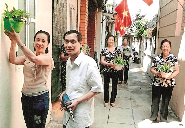 Hội Phụ nữ phường Tứ Li&ecirc;n treo c&aacute;c chậu hoa tr&ecirc;n tường l&agrave;m đẹp ng&otilde; phố