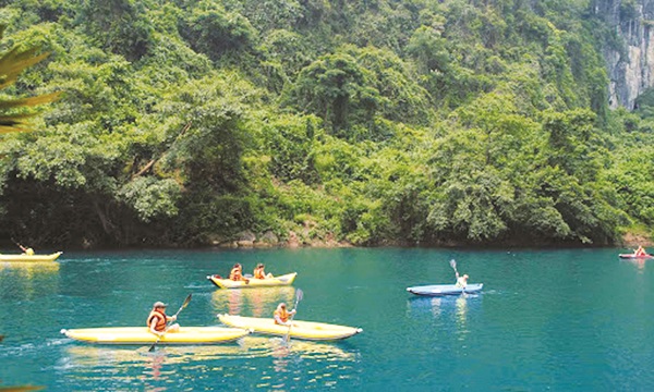 Du kh&aacute;ch ch&egrave;o thuyền tr&ecirc;n s&ocirc;ng Son, Phong Nha, tỉnh Quảng B&igrave;nh
