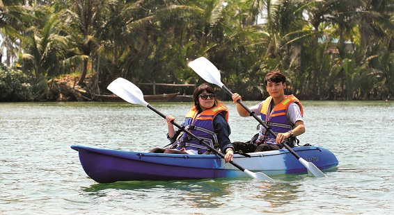 Du kh&aacute;ch ch&egrave;o thuyền kayak tại Hội An, tỉnh Quảng Nam