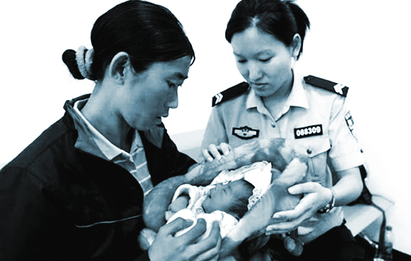 Một trẻ sơ sinh được cảnh s&aacute;t giải cứu khỏi đường d&acirc;y tội phạm - ảnh CD