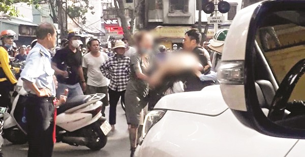 Ảnh cắt từ clip ghi lại vụ đánh ghen gây xôn xao vừa qua