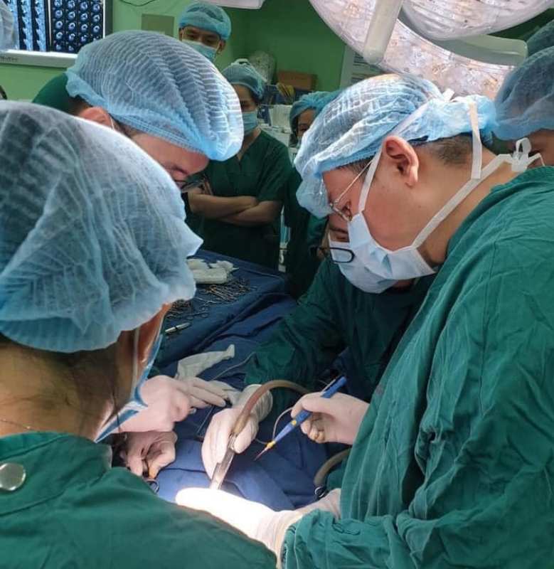 Bác sĩ BV Nhi Trung ương phẫu thuật cứu cháu bé bị kéo đâm xuyên cổ. Bác sĩ BV Nhi Trung ương phẫu thuật cứu cháu bé bị kéo đâm xuyên cổ.