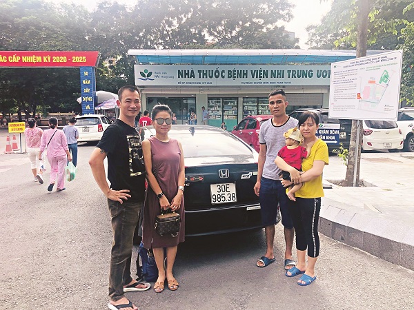 Gia đình anh Minh bên chuyến xe yêu thương