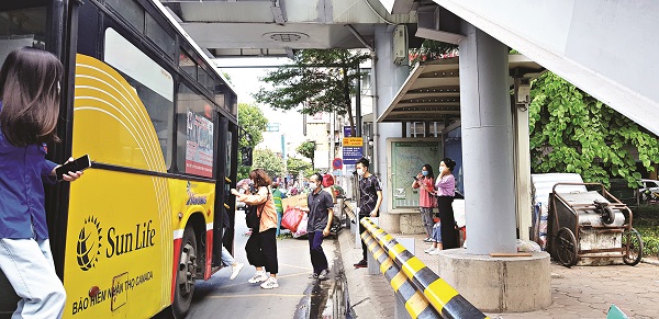 Tại nhà chờ xe buýt trước Đại học Công đoàn có điểm tập kết rác bên cạnh