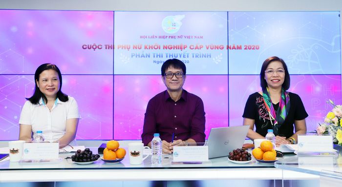 Ban giám khảo (từ trái sang): Bà Hồ Thị Quý, Trưởng Ban Hỗ trợ Phụ nữ phát triển kinh tế - TƯ Hội LHPN Việt Nam; TS. Bạch Quốc Khang, Nghiên cứu viên cao cấp, Cố vấn Chương trình KHCN xây dựng NTM giai đoạn 2016-2020; bà Hà Thị Thu Thanh, Chủ tịch HĐTV Công ty kiểm toán Deloitte Việt Nam