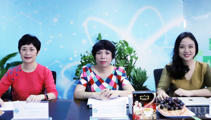 Các giám khảo (từ trái sang): Bà Phạm Kiều Oanh, CEO Trung tâm Hỗ trợ sáng kiến Phục vụ Cộng đồng (CSIP); PGS.TS Đỗ Hương Lan, Phó Giám đốc Trung tâm, Khởi nghiệp và sáng tạo xã hội, Trường Đại học Kinh tế quốc dân; TS. Nguyễn Bảo Thoa, Viện trưởng Viện nghiên cứu và phát triển ngành nghề nông thôn Việt Nam