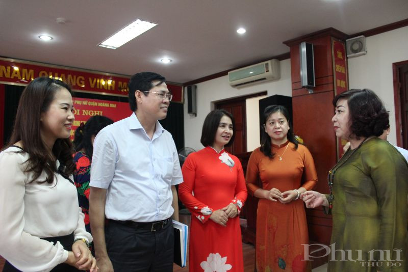 Các đồng chí lãnh đạo Hội LHPN TP Hà Nội, Quận ủy Hoàng Mai và Hội LHPN quận trao đổi thông tin , đồng thời đánh giá cao các kết quả của các cấp Hội LHPN quận Hoàng Mai trong thời gian qua