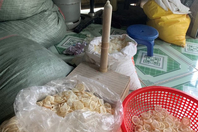 Cơ quan chức năng phát hiện cơ sở đang tiến hành gia công tái chế bao cao su đã qua sử dụng thành bao cao su mới để đưa ra thị trường. Ảnh TL Cơ quan chức năng phát hiện cơ sở đang tiến hành gia công tái chế bao cao su đã qua sử dụng thành bao cao su mới để đưa ra thị trường. Ảnh TL