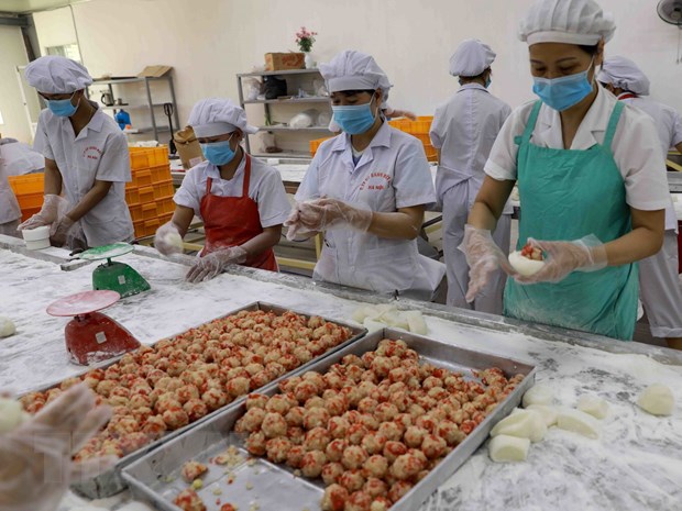 Sản xuất bánh dẻo theo phương thức truyền thống tại nhà máy của Công ty Hanobaco. (Ảnh: Vũ Sinh/TTXVN)