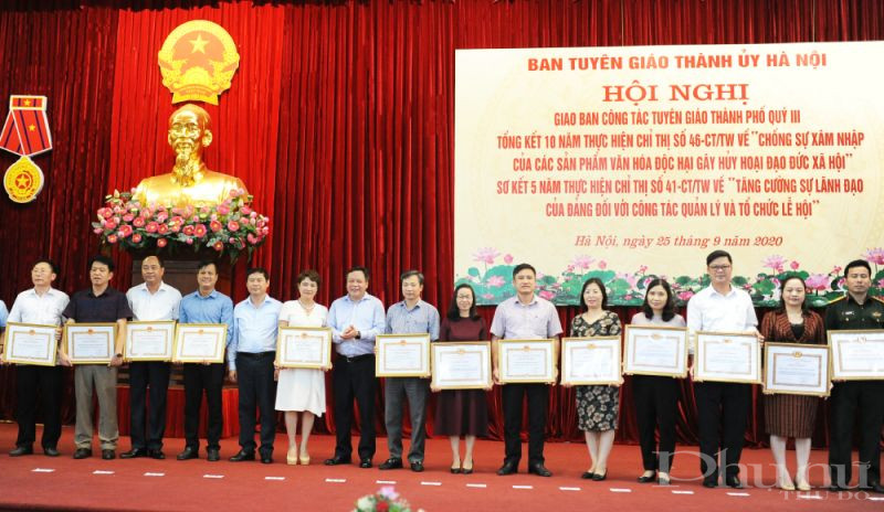Đại diện lãnh đạo Ban Tuyên giáo Thành ủy Hà Nội trao Bằng khen cho các tập thể có thành tích xuất sắc trong thực hiện Chỉ thị số 46-CT/TW về “Chống sự xâm nhập của các sản phẩm văn hóa đọc hại gây hủy hoại đạo đức xã hội”; trong đó có báo Phụ nữ Thủ đô.