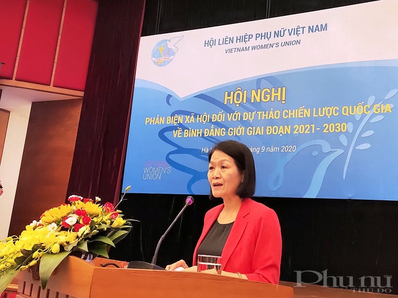 Đồng chí Bùi Thị Hòa - Phó Chủ tịch Hội LHPN Việt Nam phát biểu khai mạc