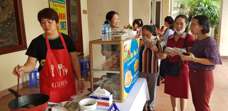 Gian hàng chả ốc, nem ốc chị Lê Bích Thủy Gian hàng chả ốc, nem ốc chị Lê Bích Thủy