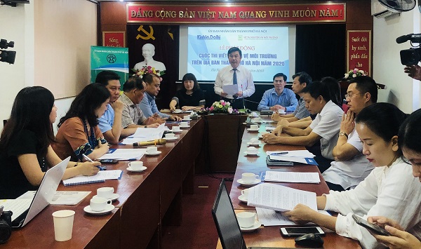 &Ocirc;ng Nguyễn Minh Đức - Tổng Bi&ecirc;n tập b&aacute;o Kinh tế v&agrave; Đ&ocirc; thị, Trưởng Ban tổ chức ph&aacute;t biểu tại Lễ ph&aacute;t động