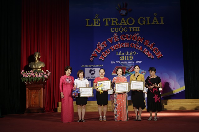 B&agrave; L&ecirc; Quỳnh Trang - Tổng bi&ecirc;n tập B&aacute;o Phụ nữ Thủ đ&ocirc; (người ngo&agrave;i c&ugrave;ng b&ecirc;n tr&aacute;i) v&agrave; nh&agrave; thơ Phan Thị Thanh Nh&agrave;n (người ngo&agrave;i c&ugrave;ng b&ecirc;n phải) trao  Giải Tập thể cho c&aacute;c trường đạt th&agrave;nh t&iacute;ch cao trong cuộc thi.