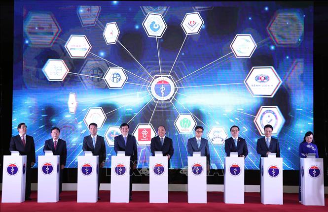 Thủ tướng Nguyễn Xuân Phúc và các đại biểu thực hiện nghi thức nhấn nút khánh thành kết nối 1000 cơ sở khám, chữa bệnh từ xa. Ảnh: Thống Nhất/TTXVN