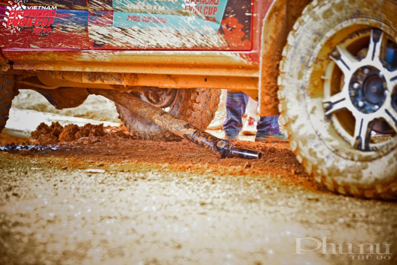 Sự cố ngo&agrave;i &yacute; muốn của xe đua