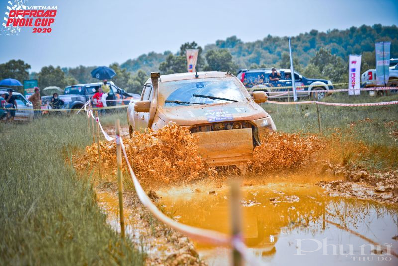 L&ecirc;n dốc, xuống ghềnh, vượt chướng ngại vật... l&agrave; những cung đường c&aacute;c tay đua phải vượt qua
