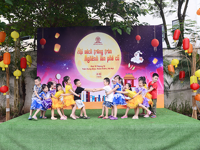 Các em nhỏ thích thú với trò chơi dân gian kéo co