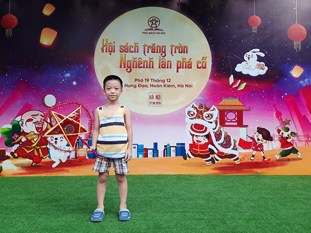 Bé Minh Phương rất tự hào về sản phẩm đầu tay của mình. Trung thu này với bé có lẽ sẽ thêm đáng nhớ vì được cùng bố tự tay làm chiếc đèn ông sao cho mình