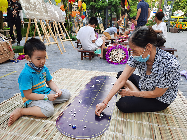 Ký ức về một thời Trung thu xa xưa của bà ngoại như ùa về khi cùng cháu trai chơi ô ăn quan