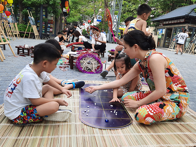 Không chỉ làm đèn ông sao, chơi ô an quan cũng được  nhiều gia đình lựa chọn khi đến với Phố sách