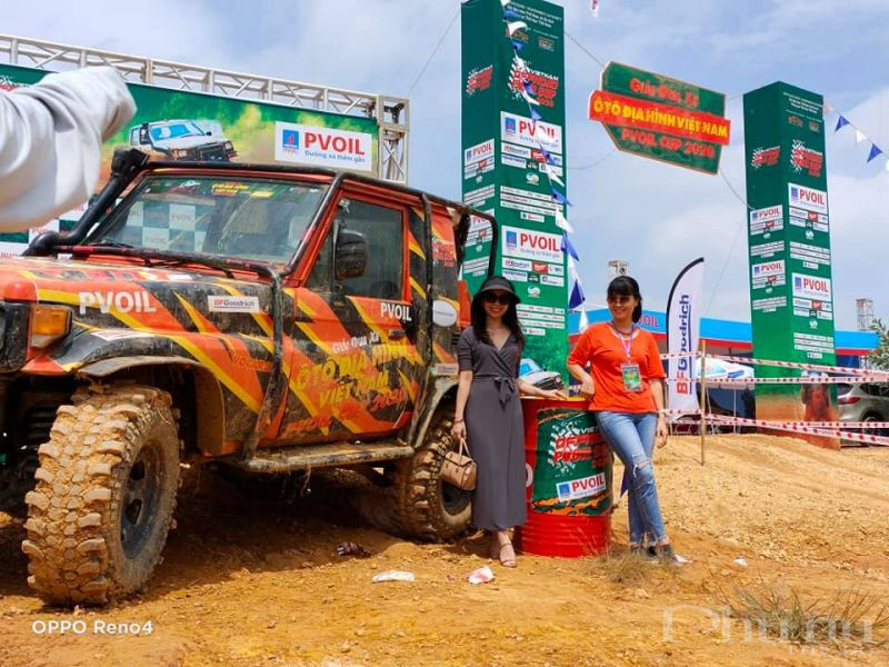 Du khách nữ thích thú check in bên những chiếc xe giã chiến