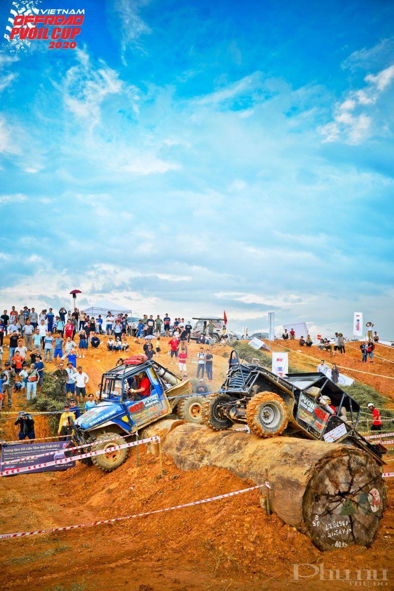 Các vận động viên phải vượt qua khối gỗ có đường kính 2m. Đây cũng là một thử thách không hề đơn giản