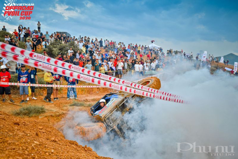 Cú lật xe bất ngờ làm khán giả 