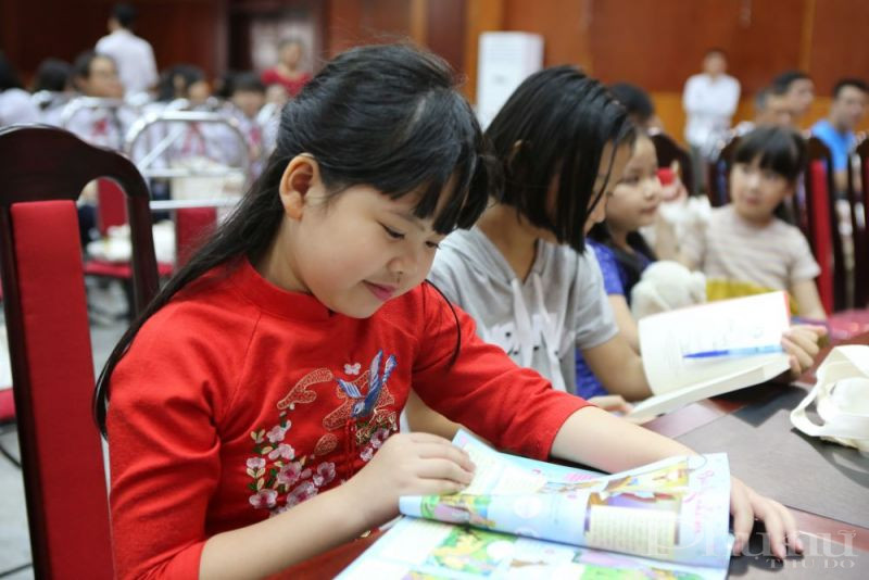 Các bạn nhỏ say sưa đọc sách tại Lễ trao giải cuộc thi 