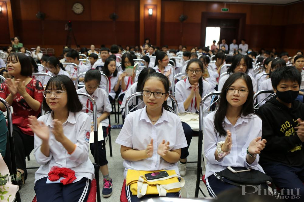 Đông đảo các bạn học sinh thích thú, háo hức khi được tham dự Lễ trao giải cuộc thi 
