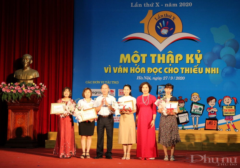 Ông Kiều Thanh Hùng - Phó Chủ tịch Thường trực Hội Nhà báo Hà Nội và bà Lê Thị Hồng Minh - Phó Tổng biên tập báo Phụ nữ Thủ đô trao quà cho đại diện 4 tập thể có nhiều bài viết hay.