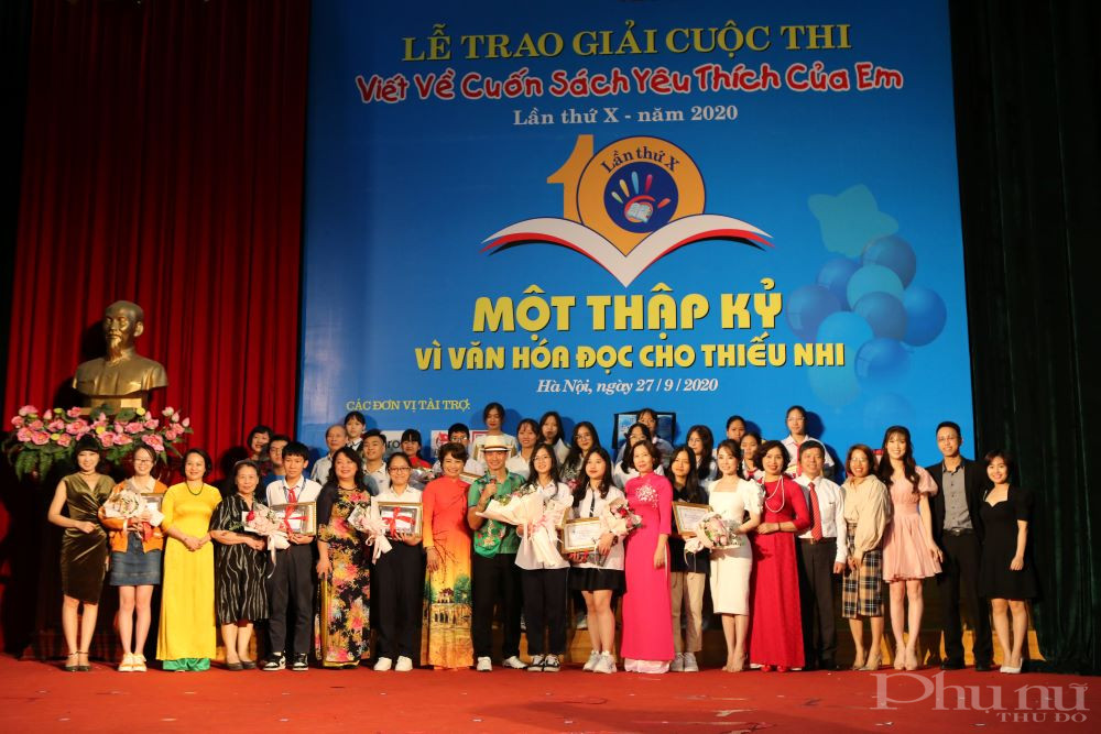 Các đại biểu, nhà văn, nhà thơ cùng các tác gải đạt giải tại cuộc thi 
