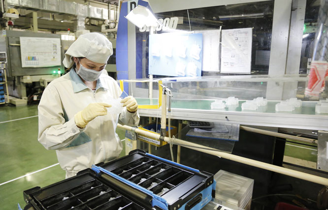 Thu hút đầu tư nước ngoài là một trong những điểm sáng của thành phố Hà Nội với số vốn năm 2019 đạt 8,67 tỷ USD, cao nhất sau hơn 30 năm mở cửa và hội nhập. Trong ảnh: Sản xuất linh kiện điện tử xuất khẩu tại Công ty Canon Việt Nam (Khu công nghiệp Thăng Long). Ảnh: Nhật Nam